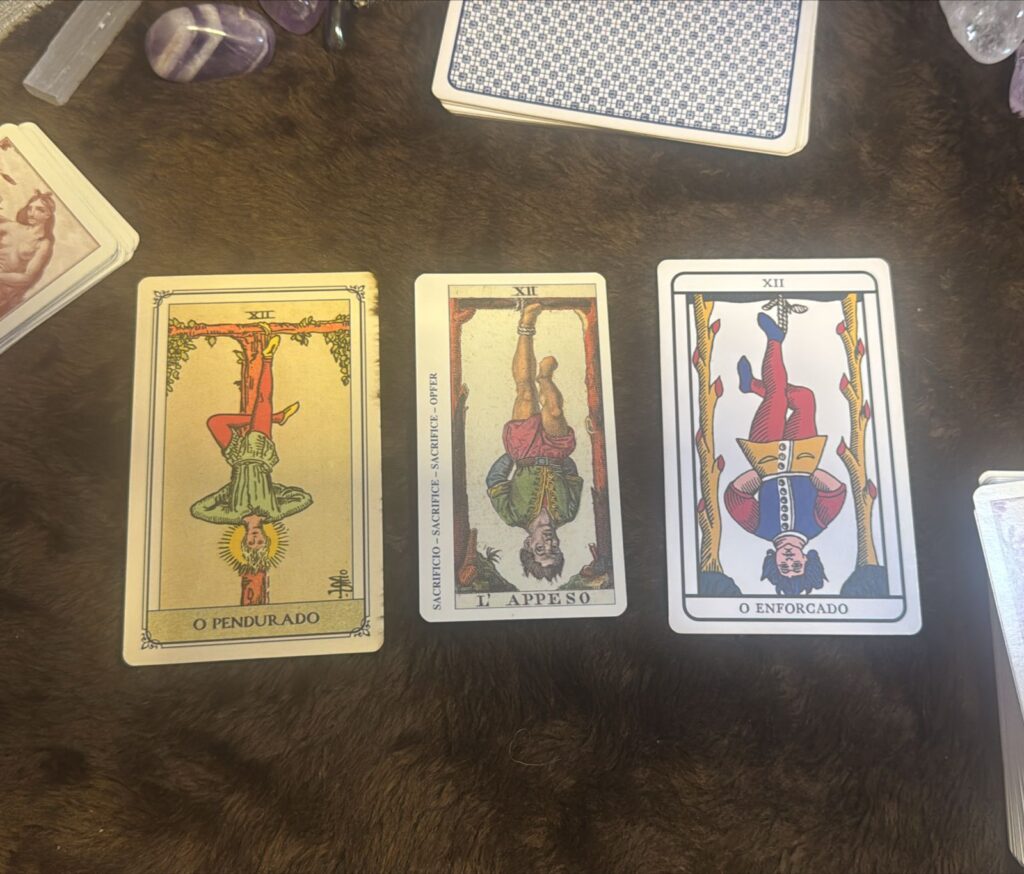 PENDURADO-1024x874 O Enforcado no Tarot: O Que o Arquétipo da Rendição Ensina Sobre Mudança