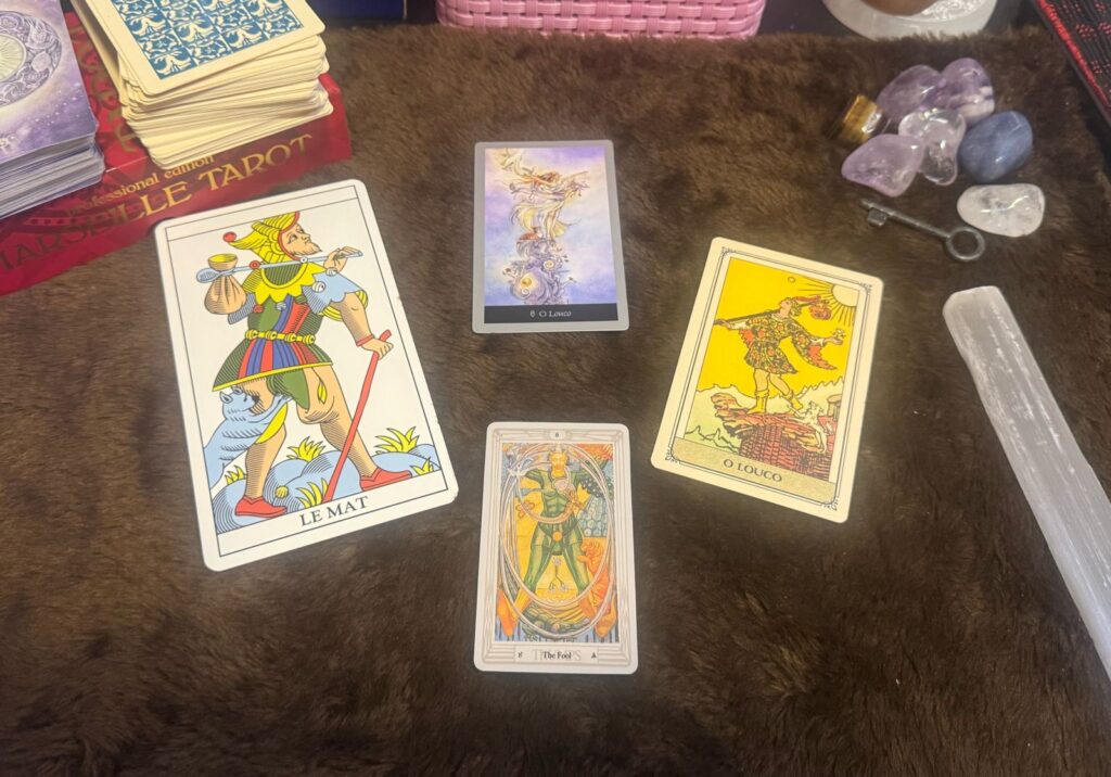 O-LOUCO-1024x716 O Louco no Tarot e o Poder de Recomeçar com Autenticidade